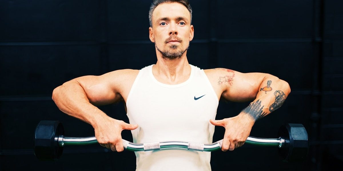 Gordon Cowie doing shoulder raise.