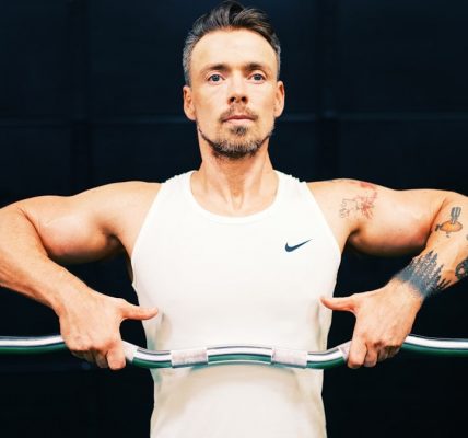 Gordon Cowie doing shoulder raise.