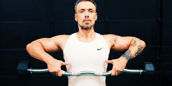 Gordon Cowie doing shoulder raise.