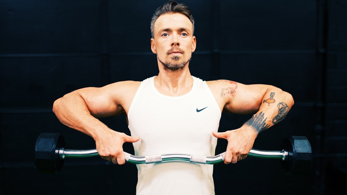 Gordon Cowie doing shoulder raise.